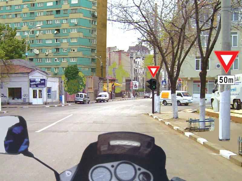 Urmează să pătrundeţi în intersecţie. La care dintre cele două indicatoare acordaţi prioritate?