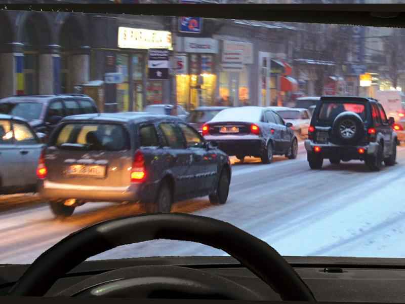 Pentru a circula pe un drum cu polei, se recomandă să echipaţi autoturismul cu: