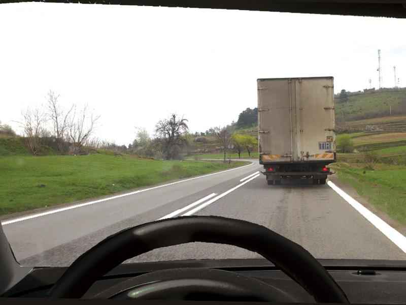 Este corectă depăşirea autocamionului din imagine?