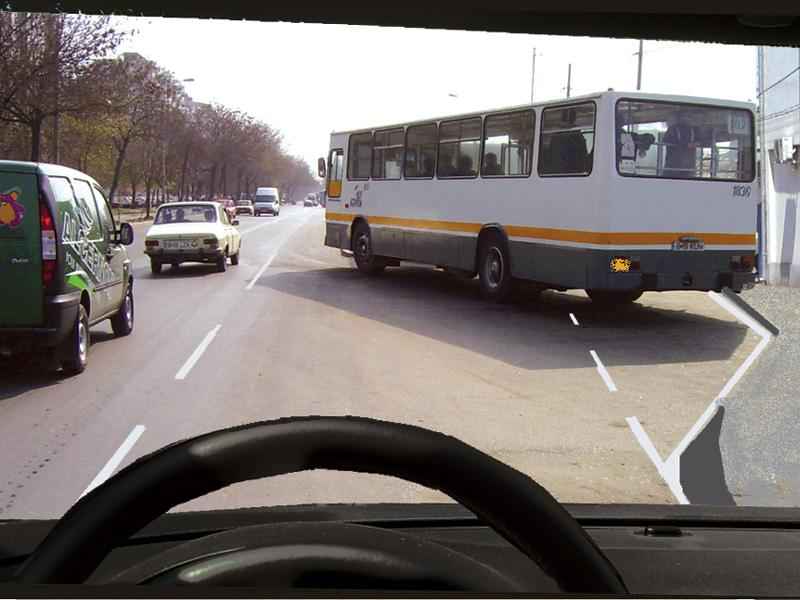 Autobuzul din faţă semnalizează ieşirea din staţia prevăzută cu alveolă. Cum trebuie să procedaţi?